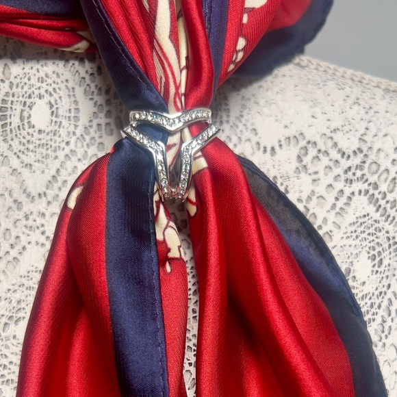 NEW ✨Silver Chevron Style Scarf Ring - Clear Crystal Accents - Picture 4 of 4